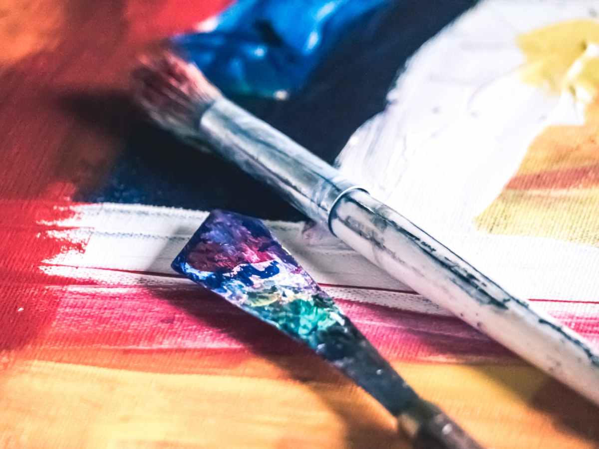 TINA CLANCY: PAINTS INTUITIVELY, MAKING ART THAT IS ALIVE WITH MOVEMENT, COLOUR, AND EXPRESSION.